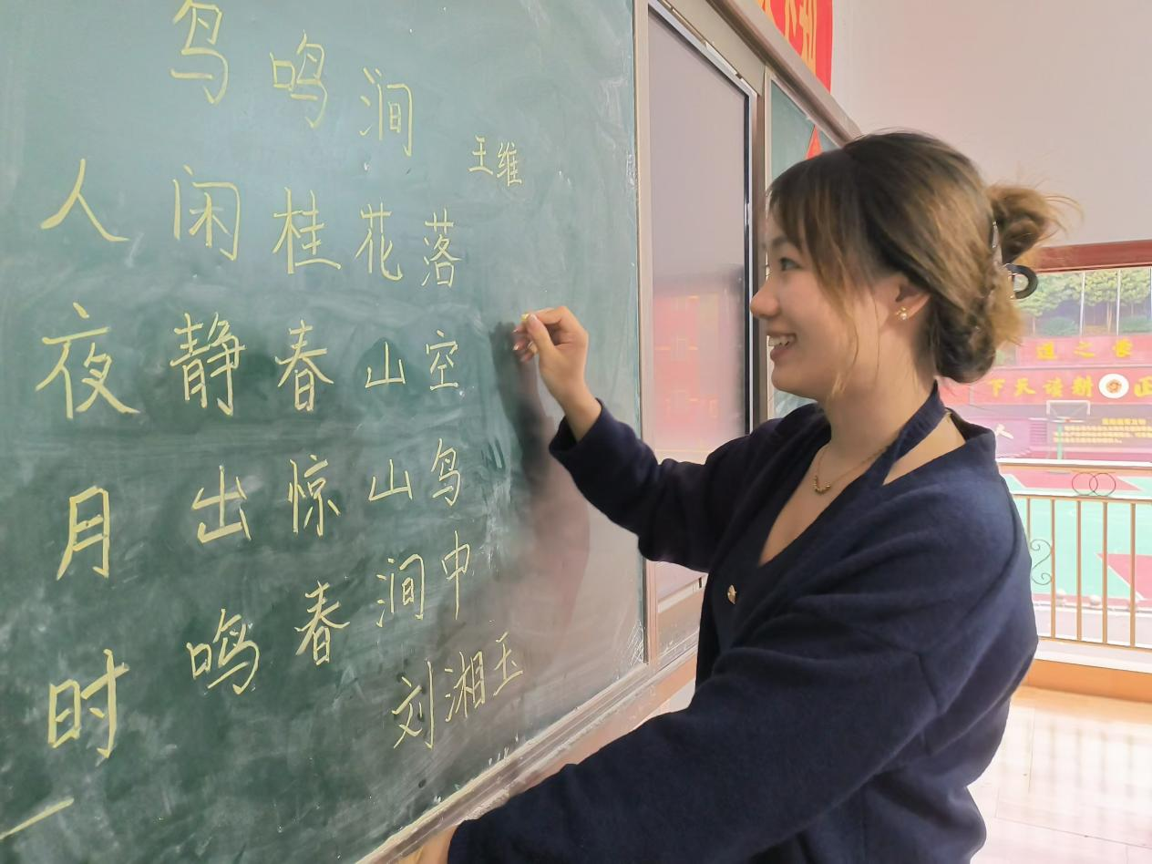双峰县文正学校：素养大赛展风采，青年教师绽芳华